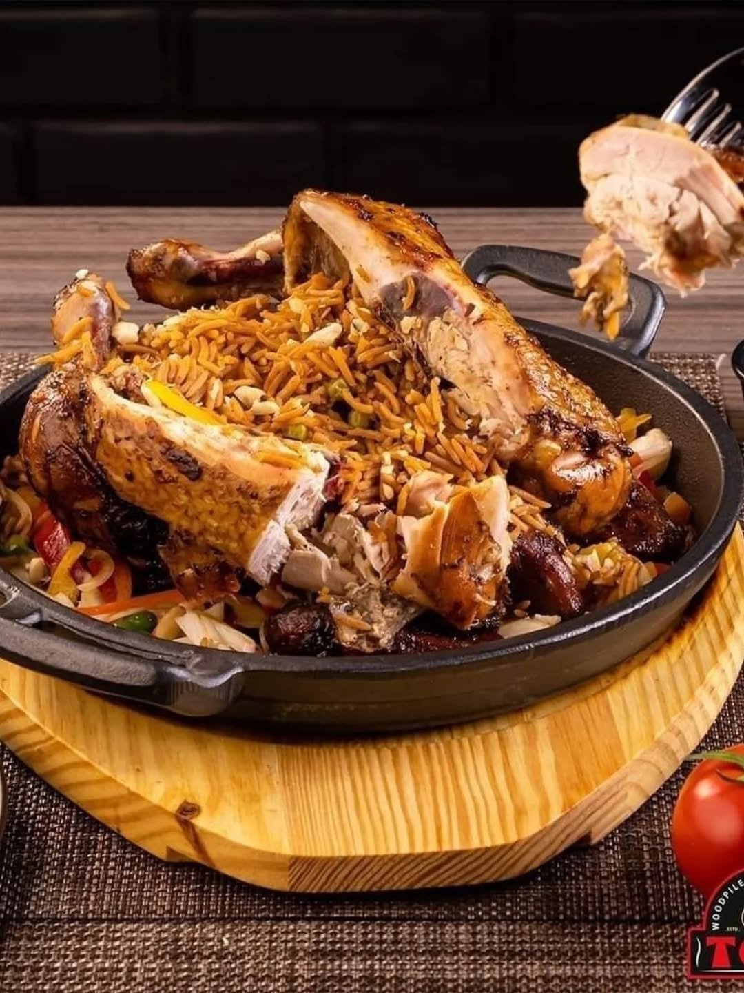 Cast Iron Round Grill Pans, Sizzling Plate With a Wooden Base - Black / Brown