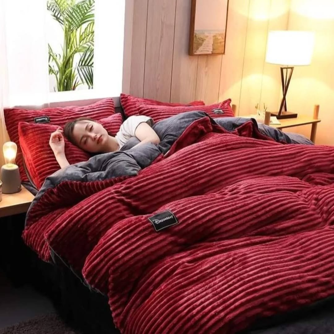 6*6  4pcs Duvet Set Coral Velvet Duvet With 1Bedsheet  2 Pillowcases - Maroon